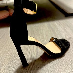 Authentic Stuart Weitzman Sandals in Black, size 6! In amazing conditions.